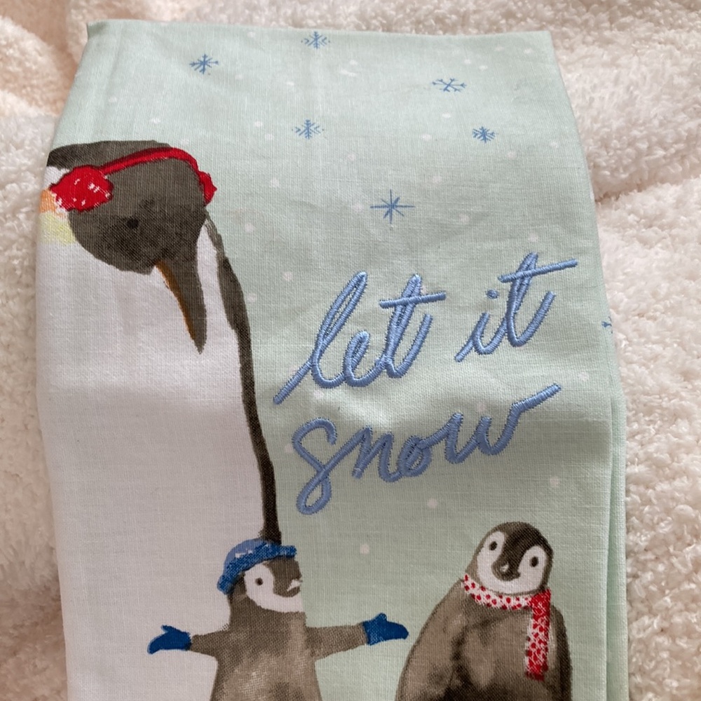 Towel from💕Anthropologie… Holiday edition.. let it snow💕 - Picture 3 of 12